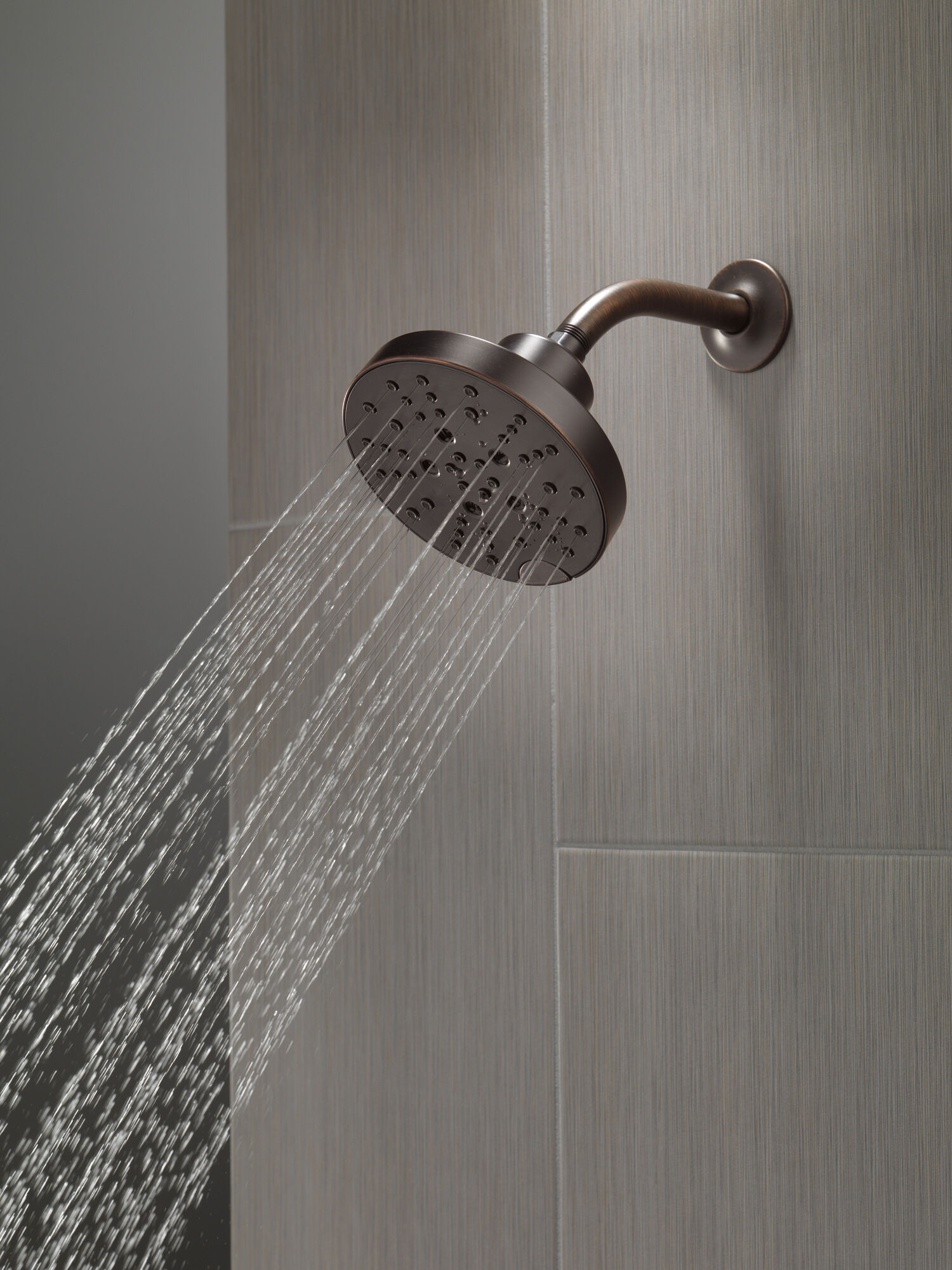 52668-RB H2Okinetic® Современная душевая лейка Raincan с 5 настройками Delta Faucet Universal Showering Венецианская бронза  - Вид №3
