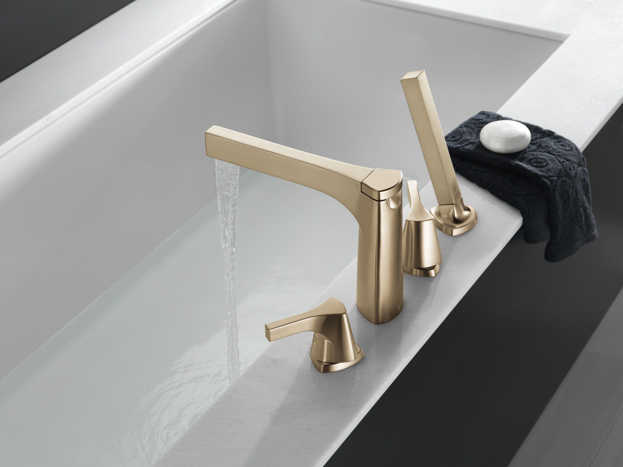 Римская ванна на 4 отверстия с ручным душем Delta Faucet T4774-CZ - Вид №2