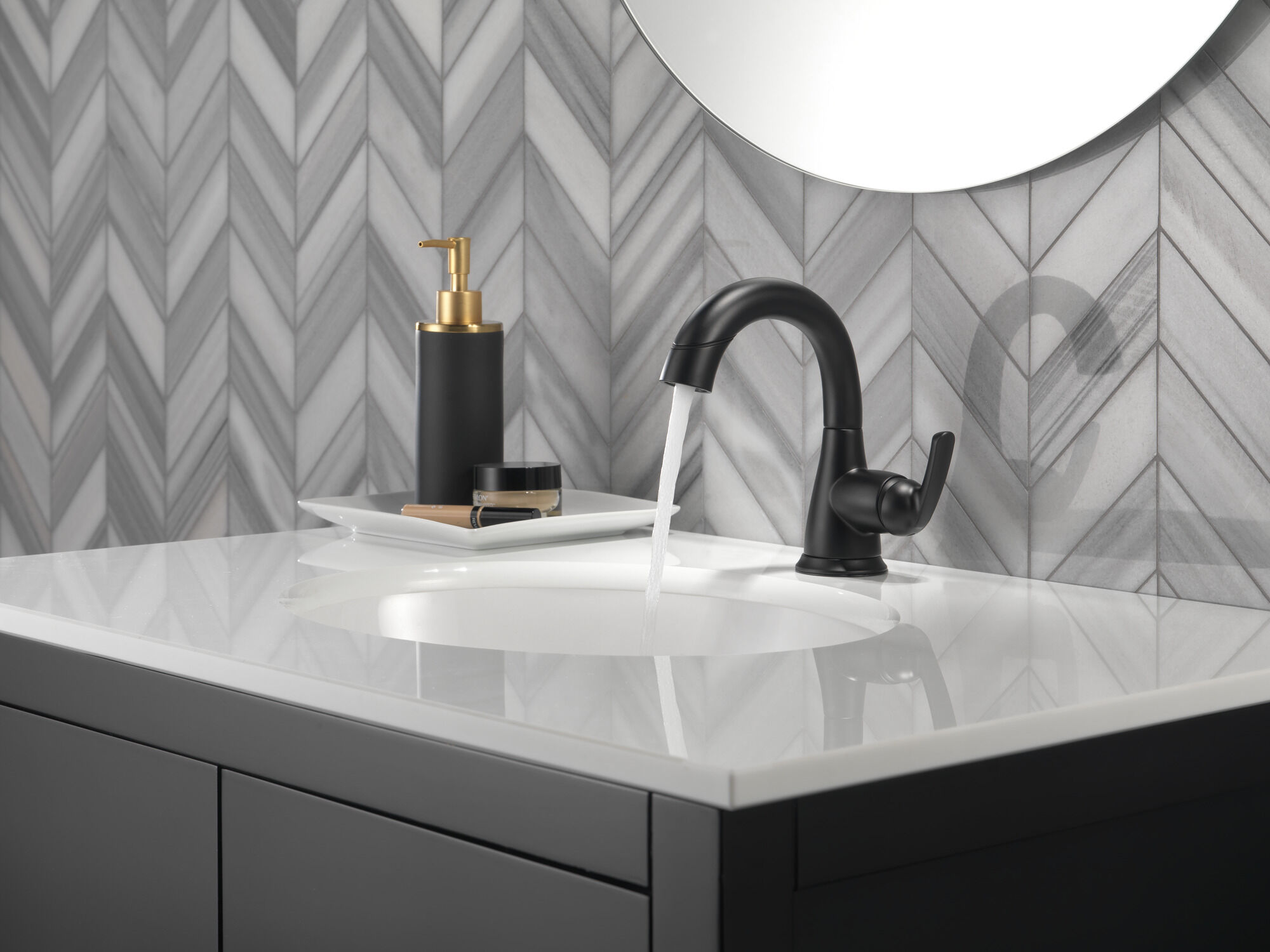 15765LF-BLPD Выдвижной смеситель для ванной комнаты с одной ручкой Delta Faucet Broadmoor Матовый черный  - Вид №9