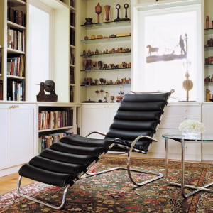 Круглый стол из стали и стекла