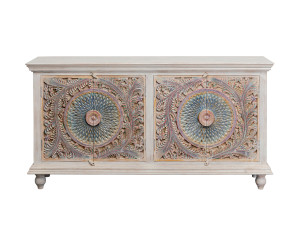 Шкаф из массива дерева с распашными дверцами