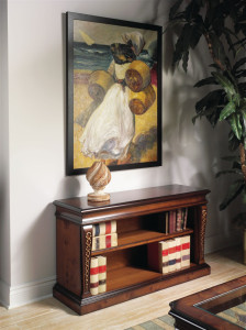 Деревянный книжный шкаф