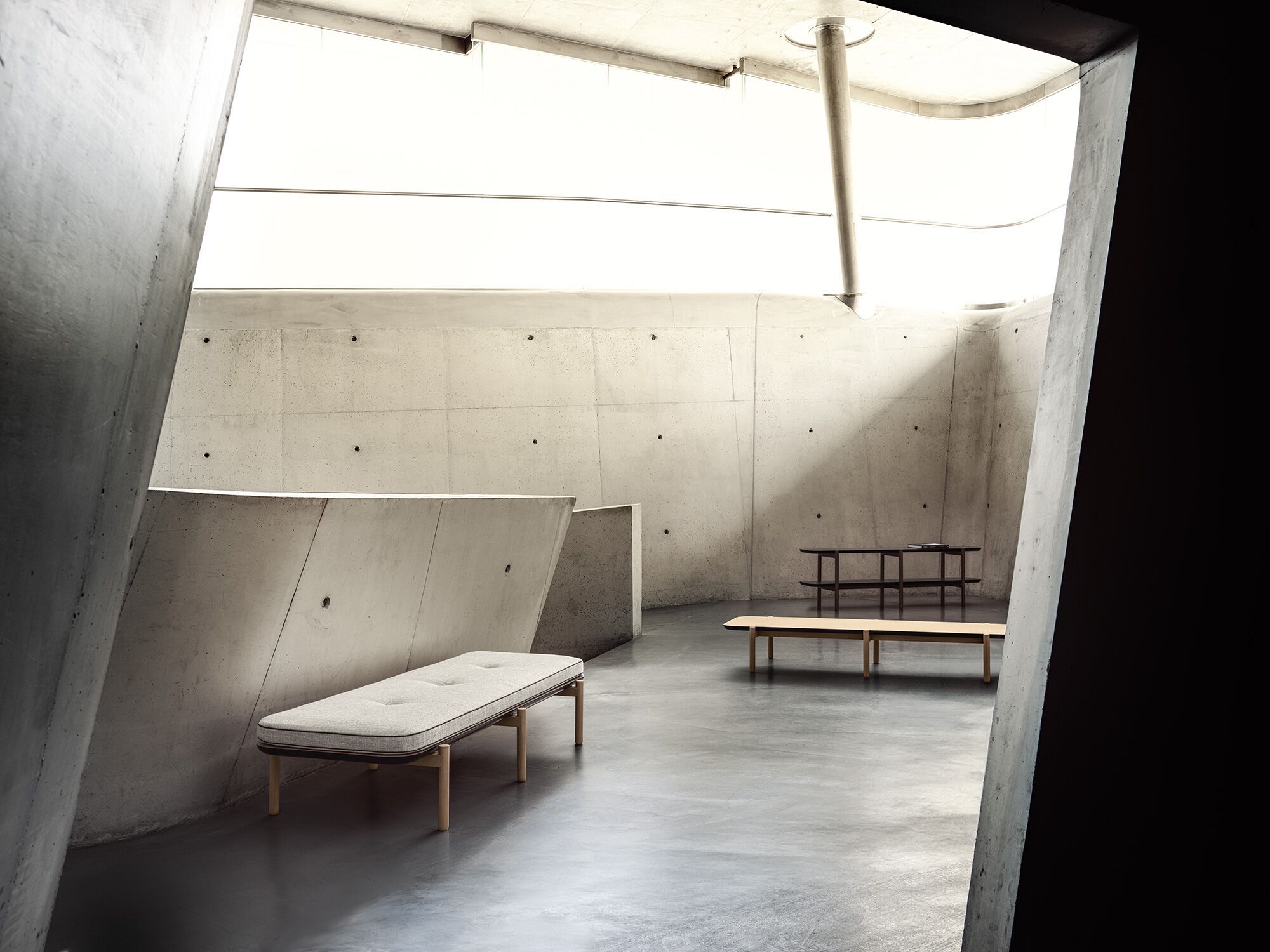 Мягкая скамейка из ткани Frigerio ARCH-00018995 - Вид №1