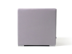 Тканевое кресло с подлокотниками