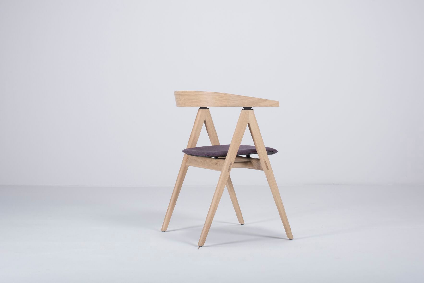 Мягкий стул с открытой спинкой Gazzda Ava ARCH-00071806