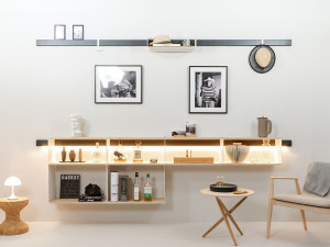 Система деревянных полок со встроенным освещением