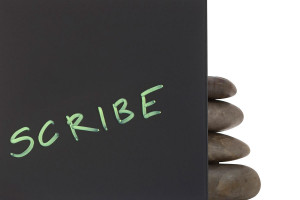 FSRT275 Стекло для маркировки Vivichrome показано в двухсторонней немагнитной конфигурации с цветным промежуточным слоем доски и отделкой pearlex + Forms-surfaces