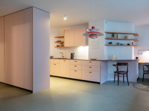 Встроенная линолеумная кухня со встроенными ручками