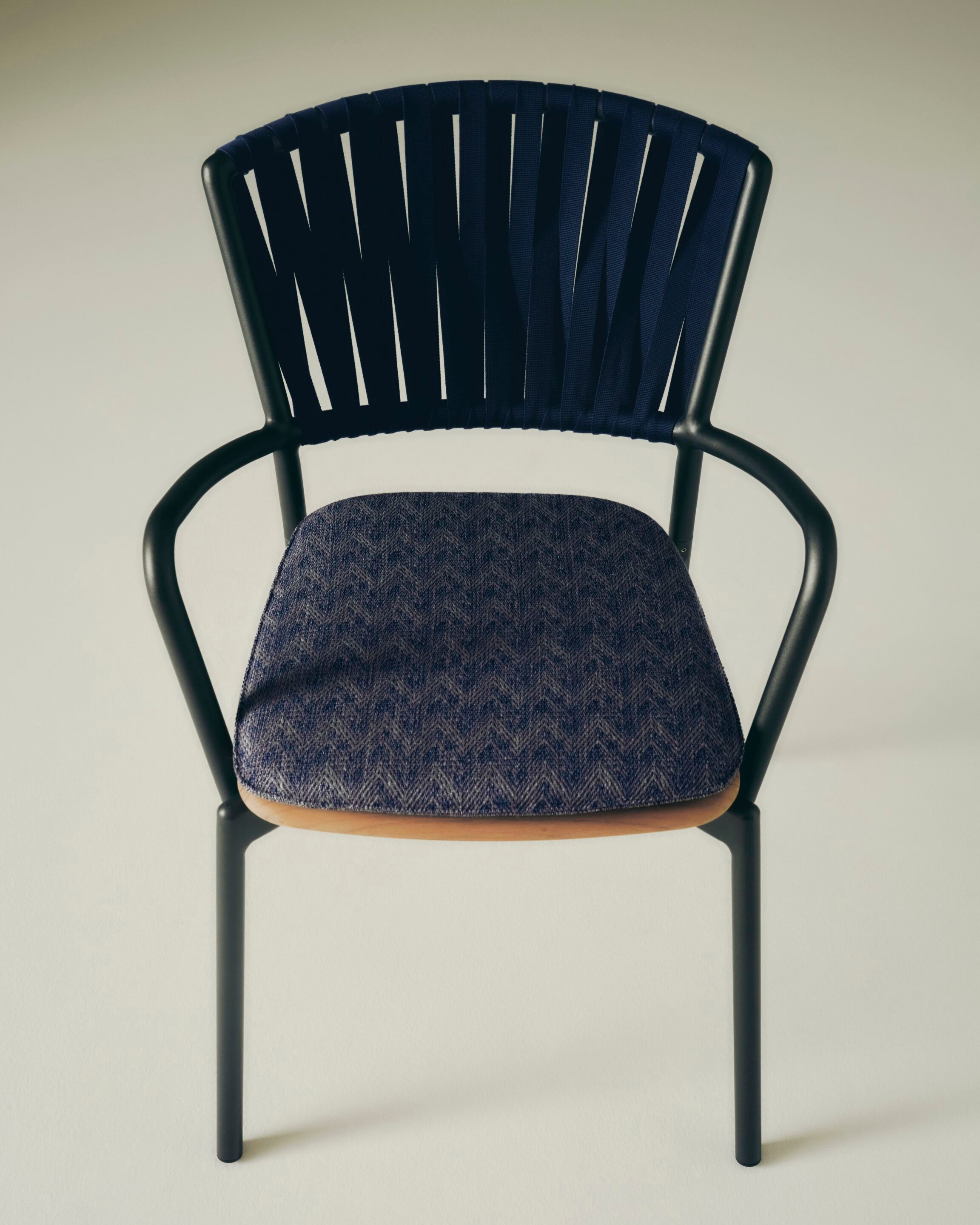 Садовый стул с подлокотниками из ремней и смолы RODA Piper ARCH-00074299