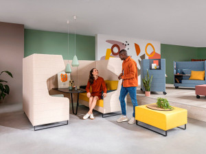 2-местный тканевый диван с высокой спинкой