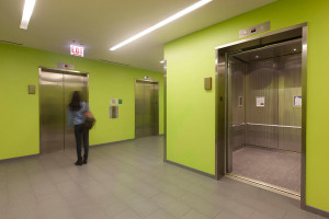 FSRT828 Внутренняя часть лифта Levelc-1000a из нержавеющей стали с индивидуальной отделкой и оттискным рисунком в Далласе; потолок из нержавеющей стали с индивидуальной отделкой; круглые поручни в университете рузвельта - студенческий, академический и рек