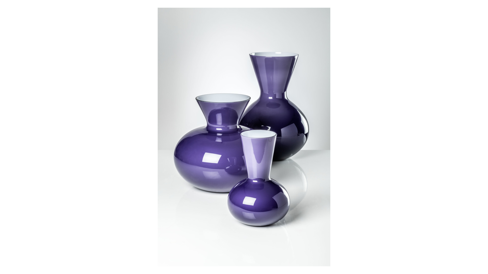 10640948 VENINI Ваза Venini "Идрия" 36х26см (индиго, белая) Стекло  - Вид №1