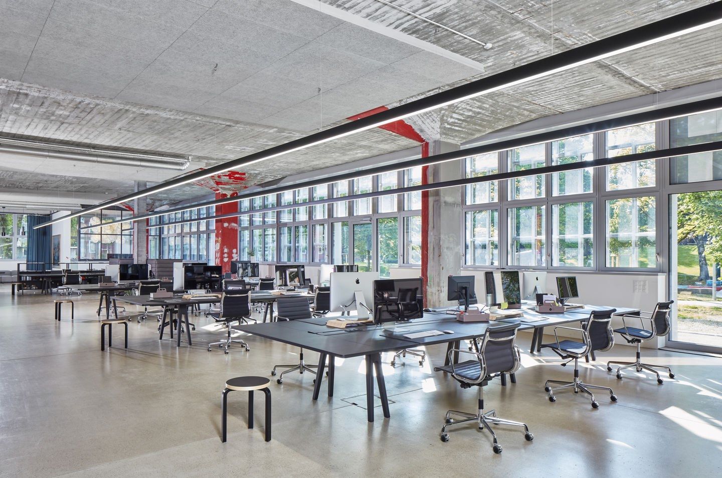 Кожаный поворотный операционный офисный стул с подлокотниками VITRA Eames Aluminium Group ARCH-00077414 - Вид №9
