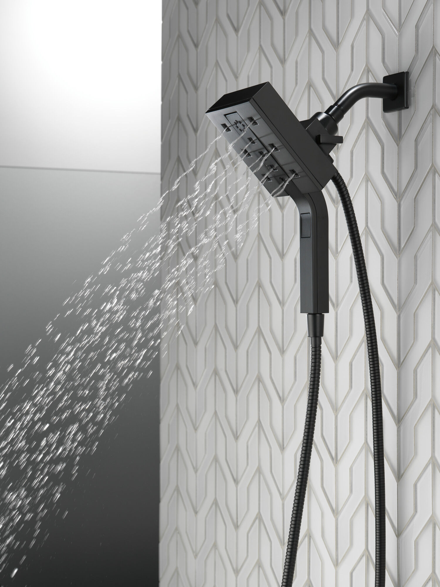 58473-BL H2Okinetic® In2ition® Душ два в одном с 4 настройками Delta Faucet Universal Showering Матовый черный  - Вид №8