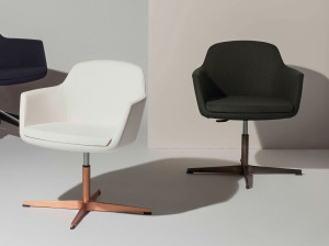 Регулируемое по высоте вращающееся офисное кресло с подлокотниками