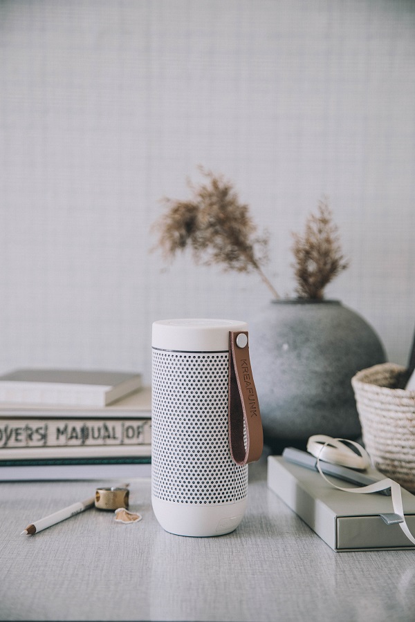 Колонка беспроводная с ремешком aFUNK, белая KREAFUNK KFCD13 - Вид №1