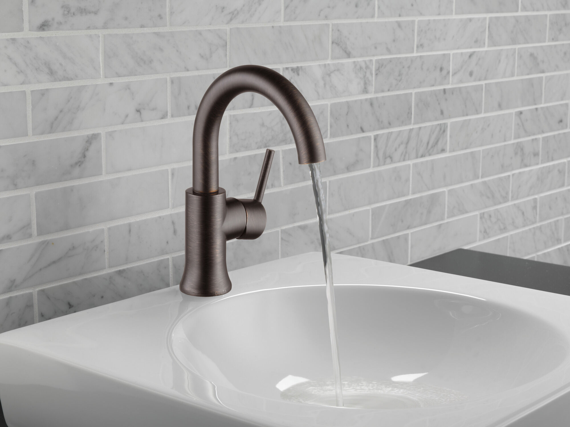 559HA-RB-DST Смеситель для ванной с высокой дугой с одной ручкой Delta Faucet Trinsic Венецианская бронза  - Вид №1