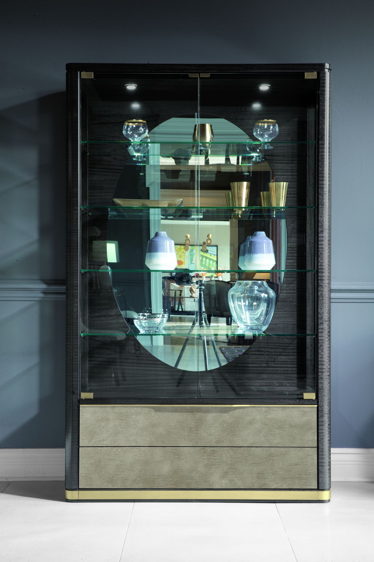 Витрина из дерева и стекла со встроенным освещением и кожаными вставками Hurtado Evolution ARCH-00144181 - Вид №1