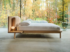 Двуспальная кровать из массива дерева и ткани со встроенными тумбочками