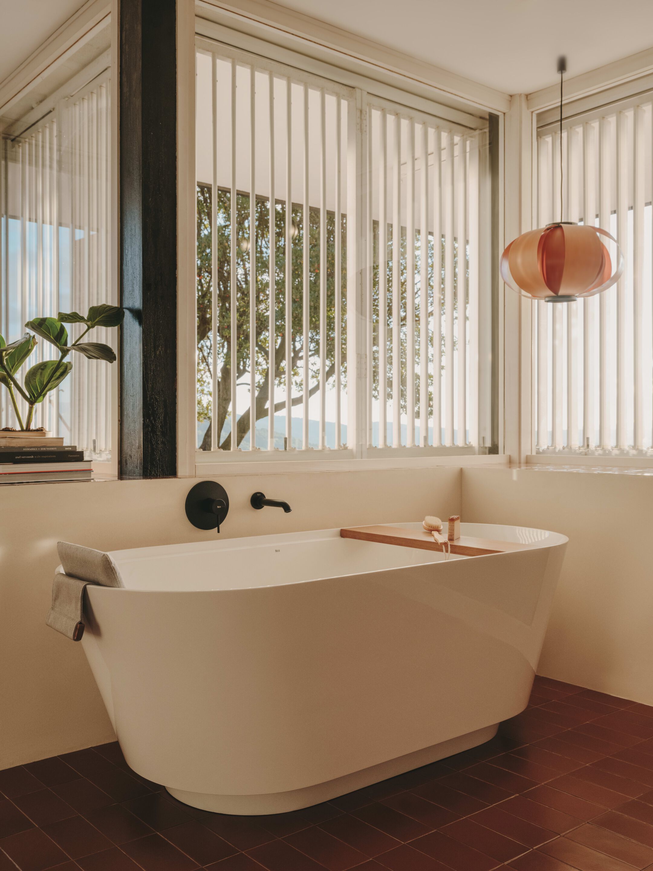 Овальная ванна в центре комнаты в Stonex® Roca Tura ARCH-00058759 - Вид №16