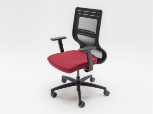 Офисное кресло с колесами с подлокотниками