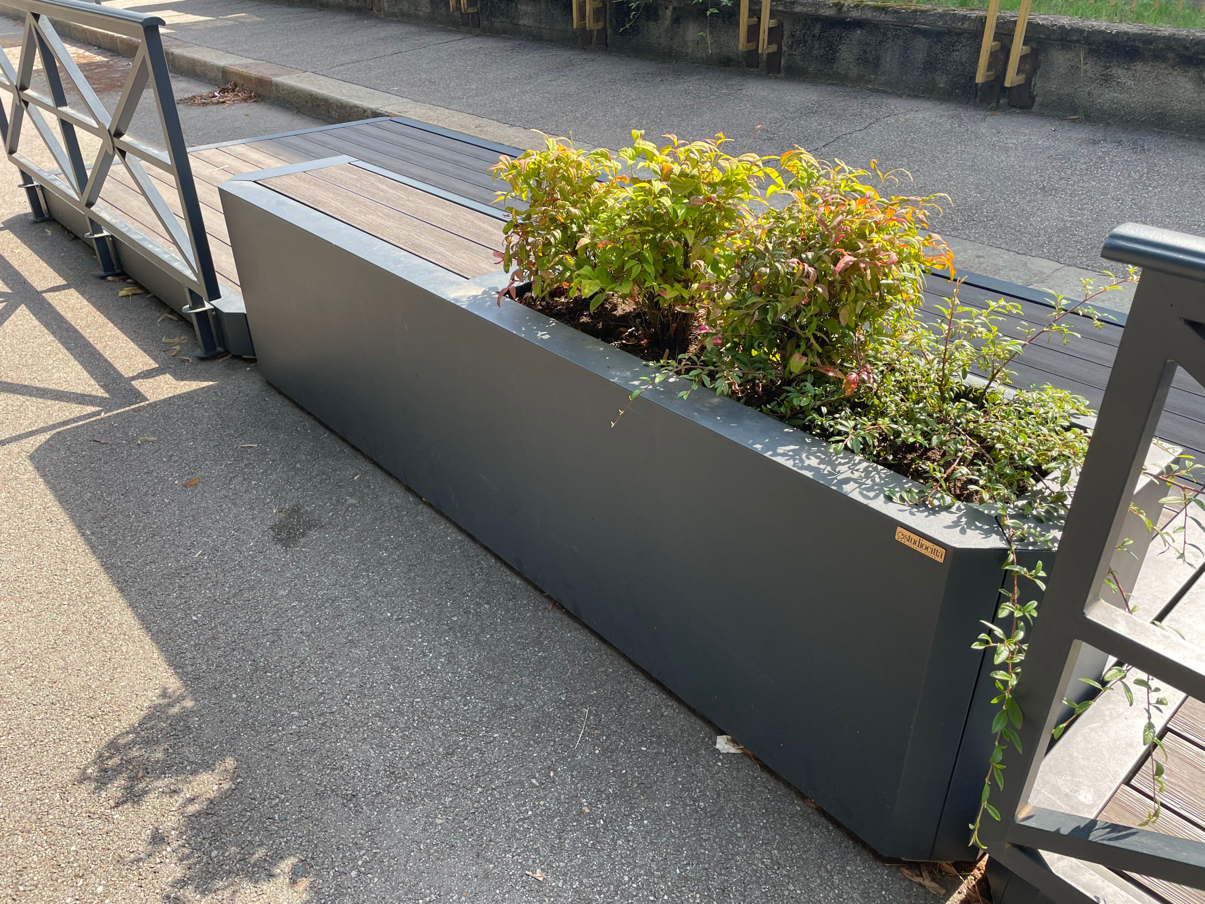 Стальная скамья со встроенным плантатором и подножкой Studio Città Lets-Park ARCH-00124224