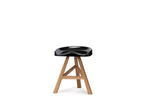 Низкий стул из дуба и акрила