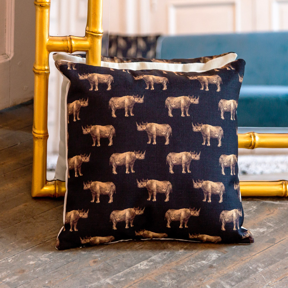 5115116 Интерьерная подушка «Группа носорогов в черном» Object Desire  - Вид №1