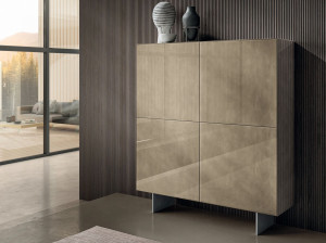 Стеклянный шкаф с распашными дверями