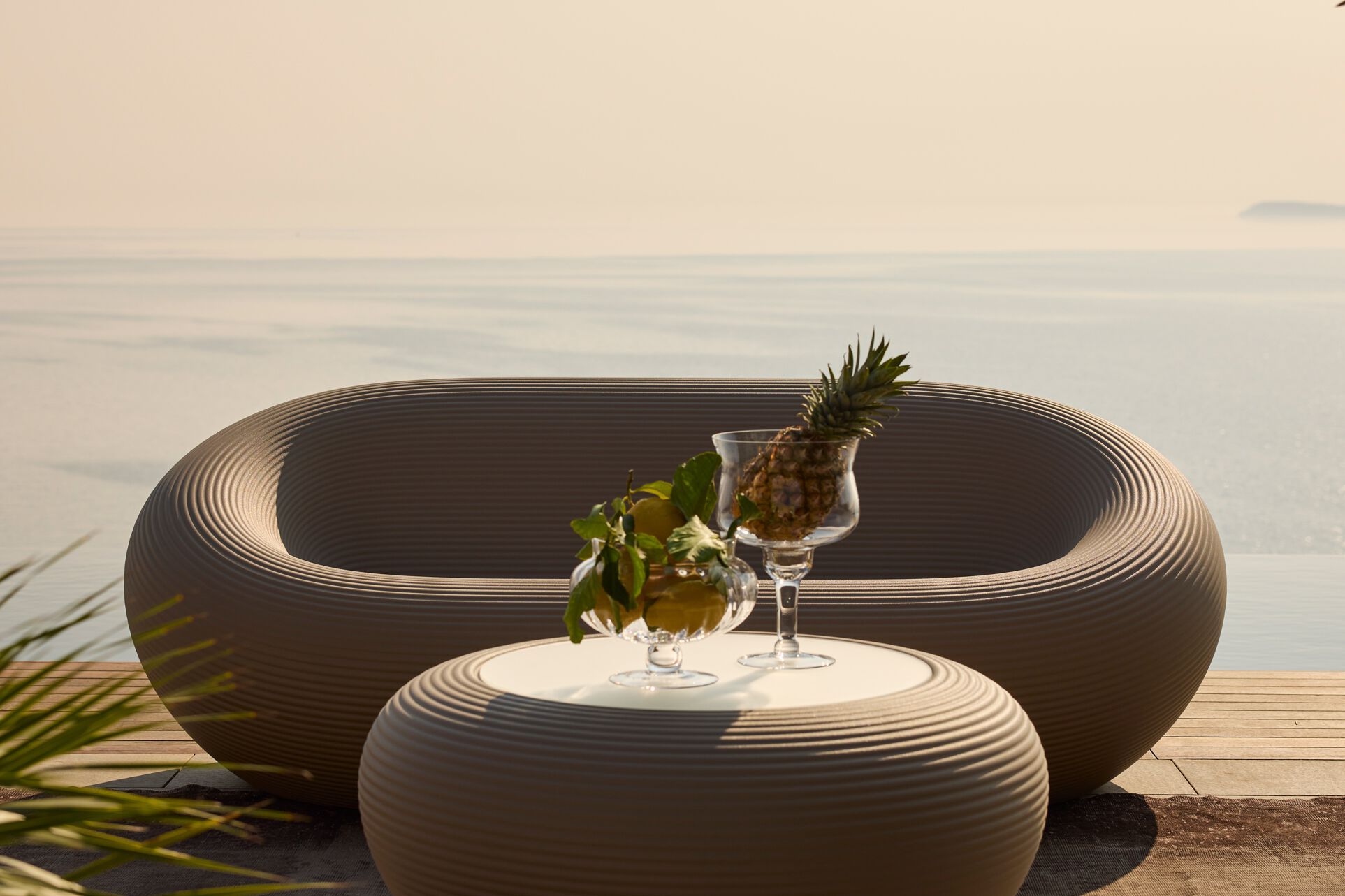 Круглый стол из полиэтилена Qeeboo нами ARCH-00063093 - Вид №4