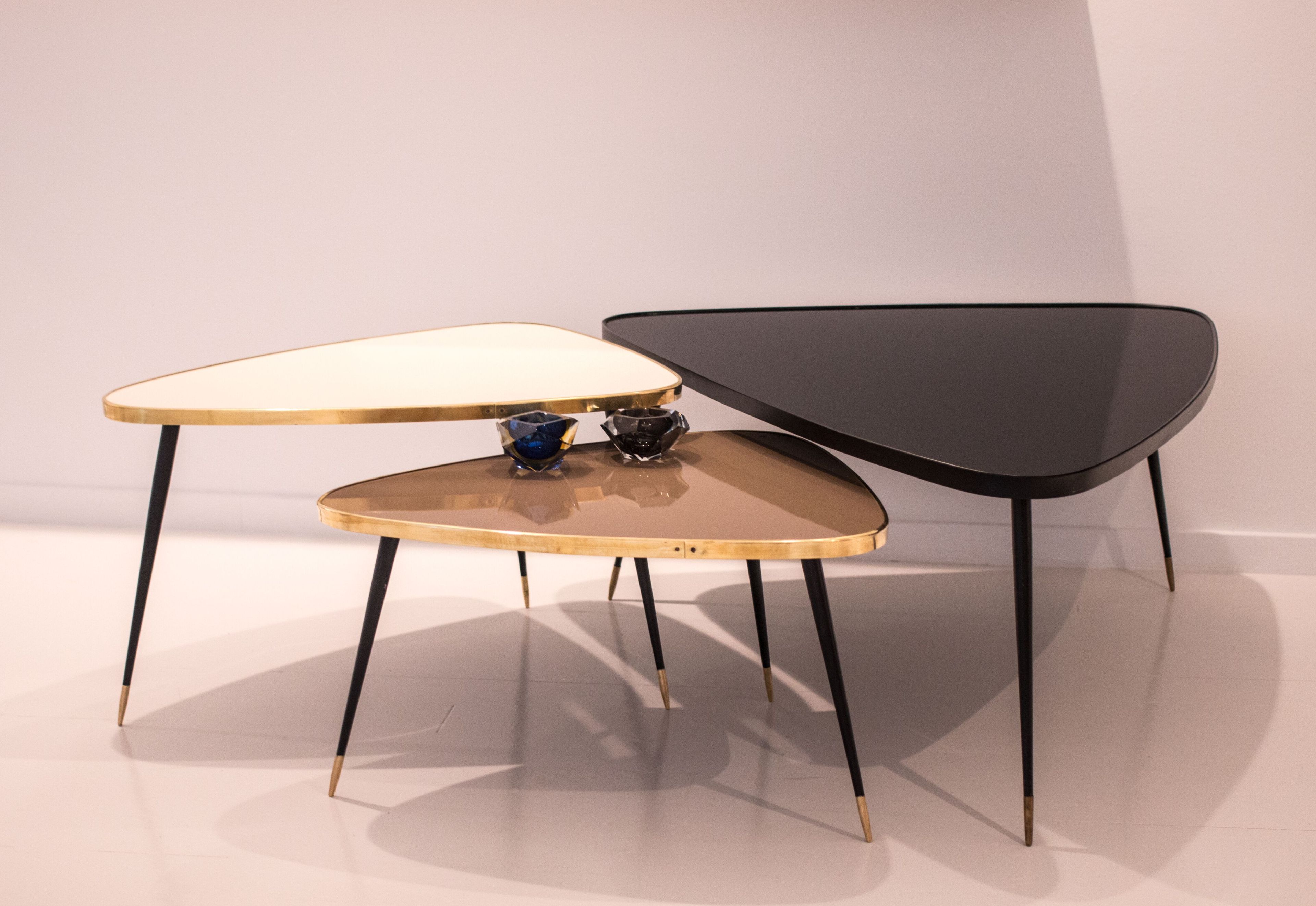 Журнальный столик из ламинированного стекла с полированным латунным профилем Jover+Valls Antique Boutique-Twist ARCH-00039988 - Вид №2