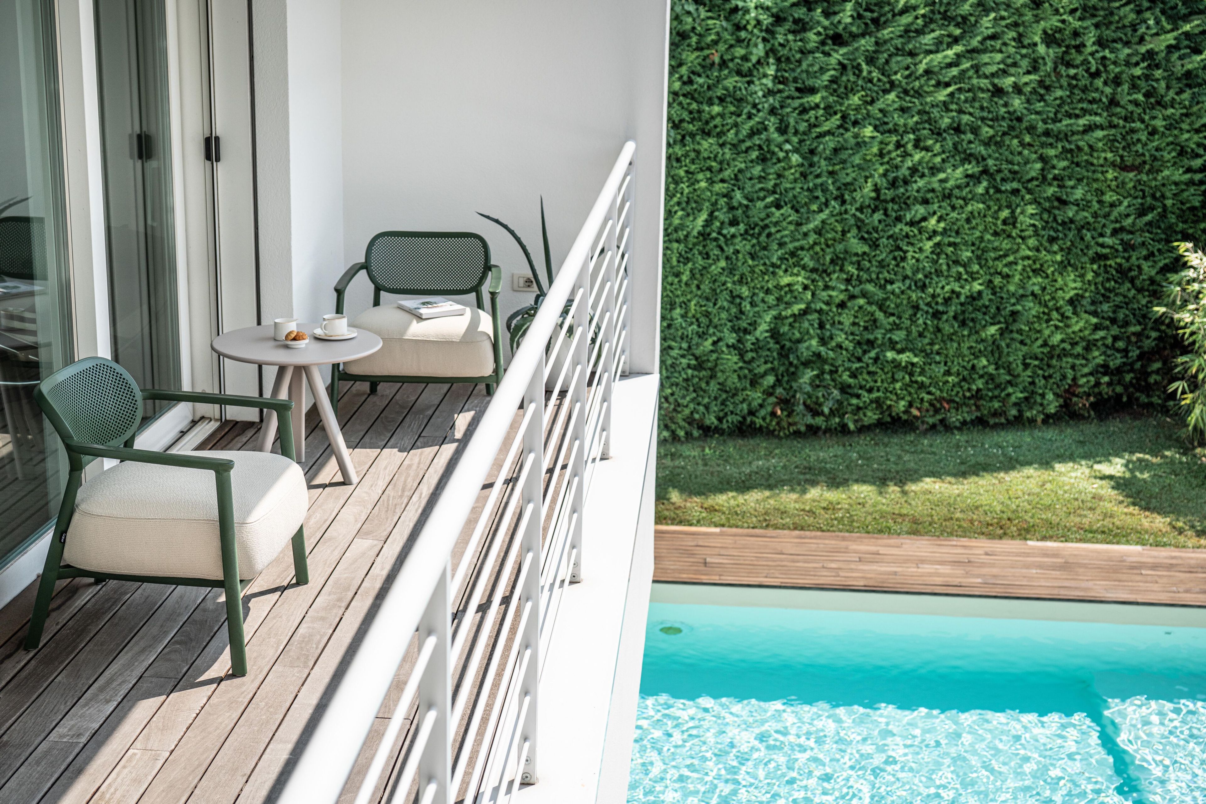 Кресло из инженерного пластика с подлокотниками и встроенной подушкой GABER Nuta ARCH-00147994 - Вид №2