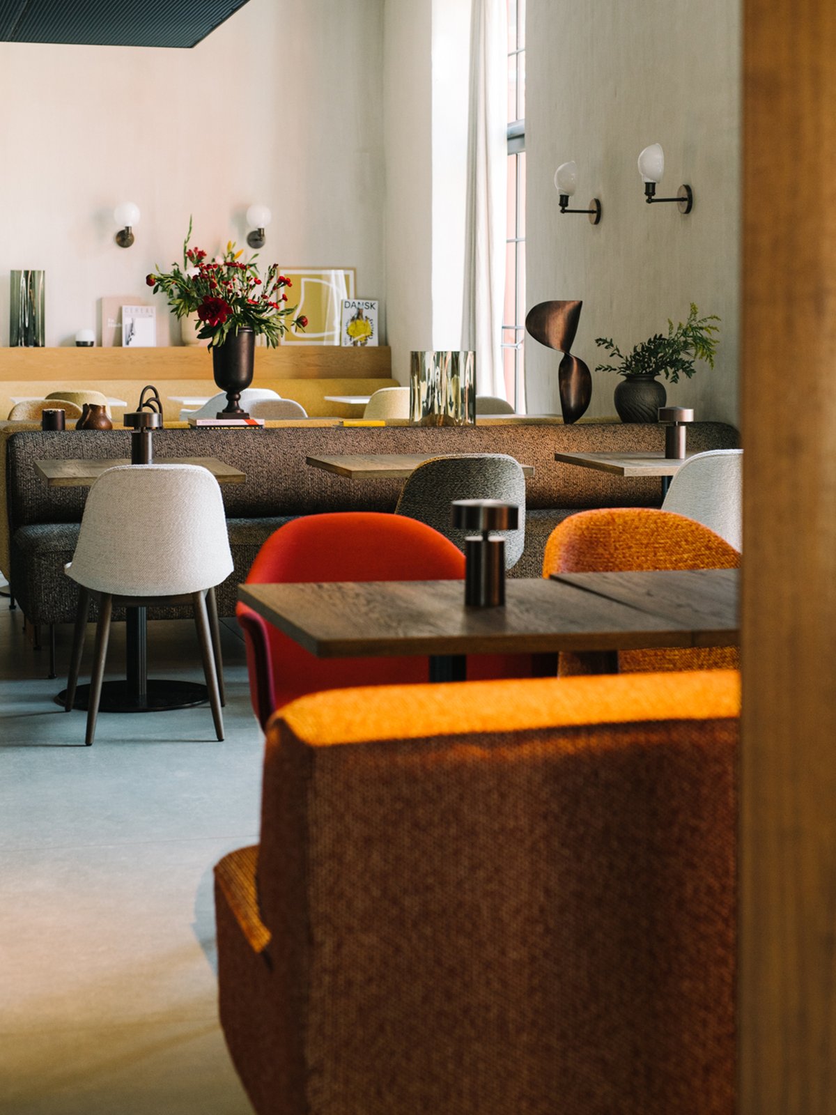 9395004-010601ZZ MENU Боковой обеденный стул Harbour, деревянная основа, обитый Темный мореный дуб | Дакар - 0311  - Вид №1