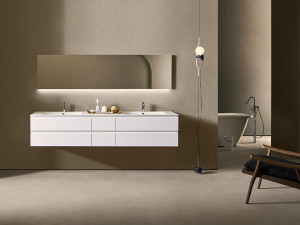 Состав ванной комнаты с подвесным умывальником, держателем для полотенец и зеркалом