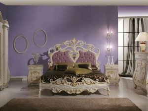 Двуспальная кровать с капитонным изголовьем