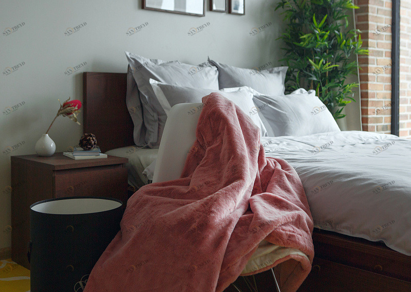 Модное цветовое решение пледа PINK NECTAR станет стильным акцентом для молодежного интерьера, уютной спальни, милой детской, оживит современную гостиную. Невероятно нежная фактура высококачественного припыленного розового цвета эко-меха прекрасно согреет Victoria Stenova 111131