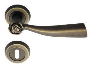 Классическая латунная ручка на розетке с насадкой