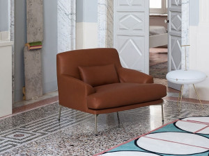 Кожаное кресло с подлокотниками