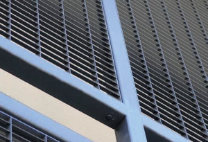 Стальной экран ограждения