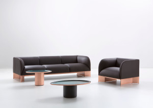 Кожаный диван с металлической основой