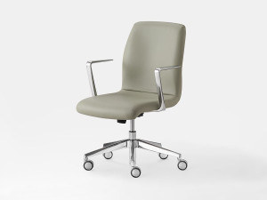Офисное кресло с кожаной обивкой
