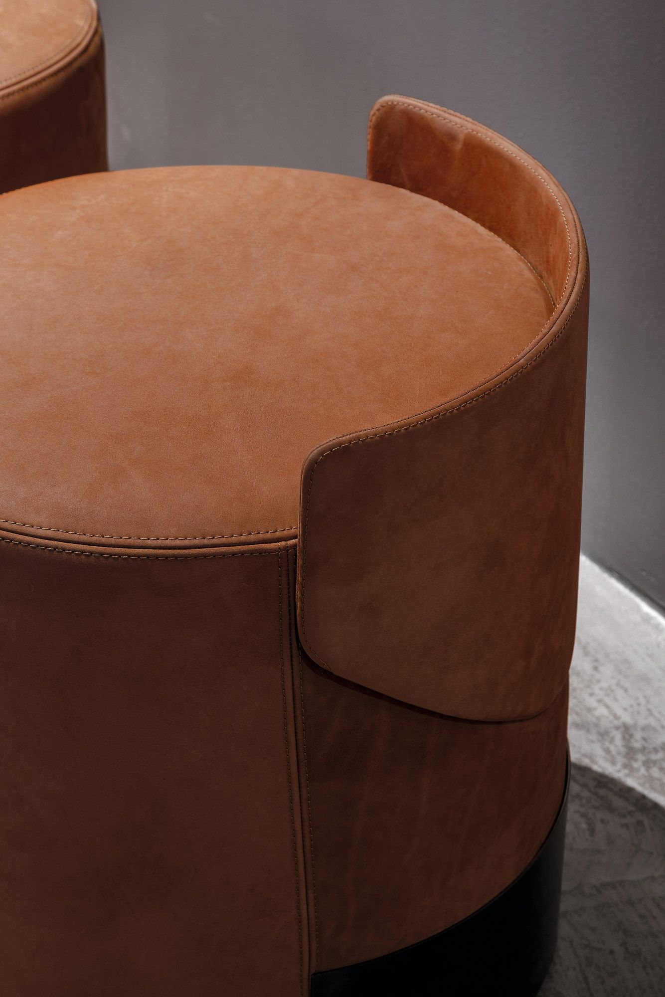 Круглый кожаный пуф Henge GELLY ARCH-00110333 - Вид №3