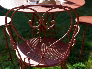 Стальной садовый стул с подлокотниками