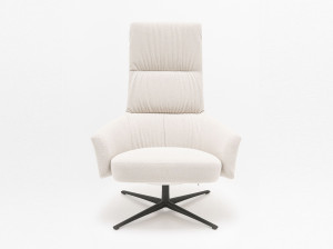 Тканевое кресло с высокой спинкой