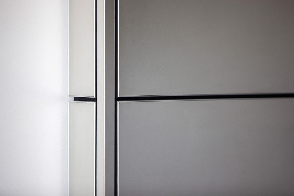 FSRT680 Система облицовки стен Levele с плавающими панелями и индивидуальными угловыми деталями из плавленого нейзильбера с льняной отделкой в ​​техасском страховании жизни, уэйко, техас Forms-surfaces  - Вид №23