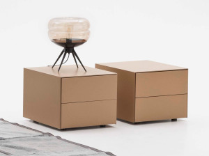 Деревянная тумбочка с ящиками