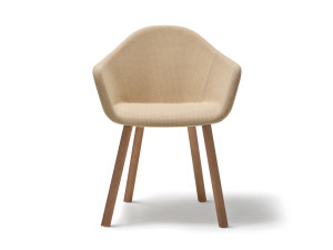 Тканевый стул с подлокотниками