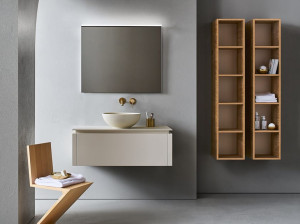 Состав ванной комнаты с раковиной и колоннами