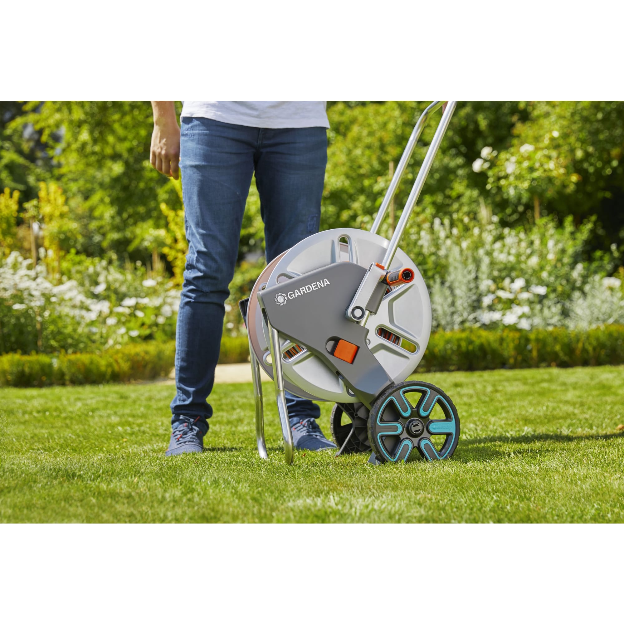 81273857 Тележка для шланга Gardena AquaRoll M с комплектом для полива Santreyd  - Вид №4