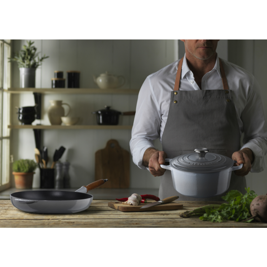Сковорода чугунная Le Creuset с деревянной ручкой, Ø28 см, серая 20058285410460 - Вид №4